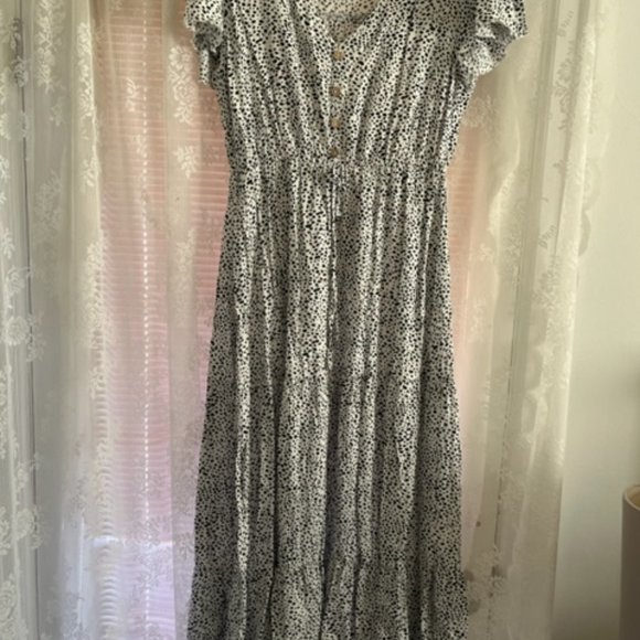 Polka Dot Black on White Dress V Neck Button Front Split Hem Short … - Picture 7 of 9